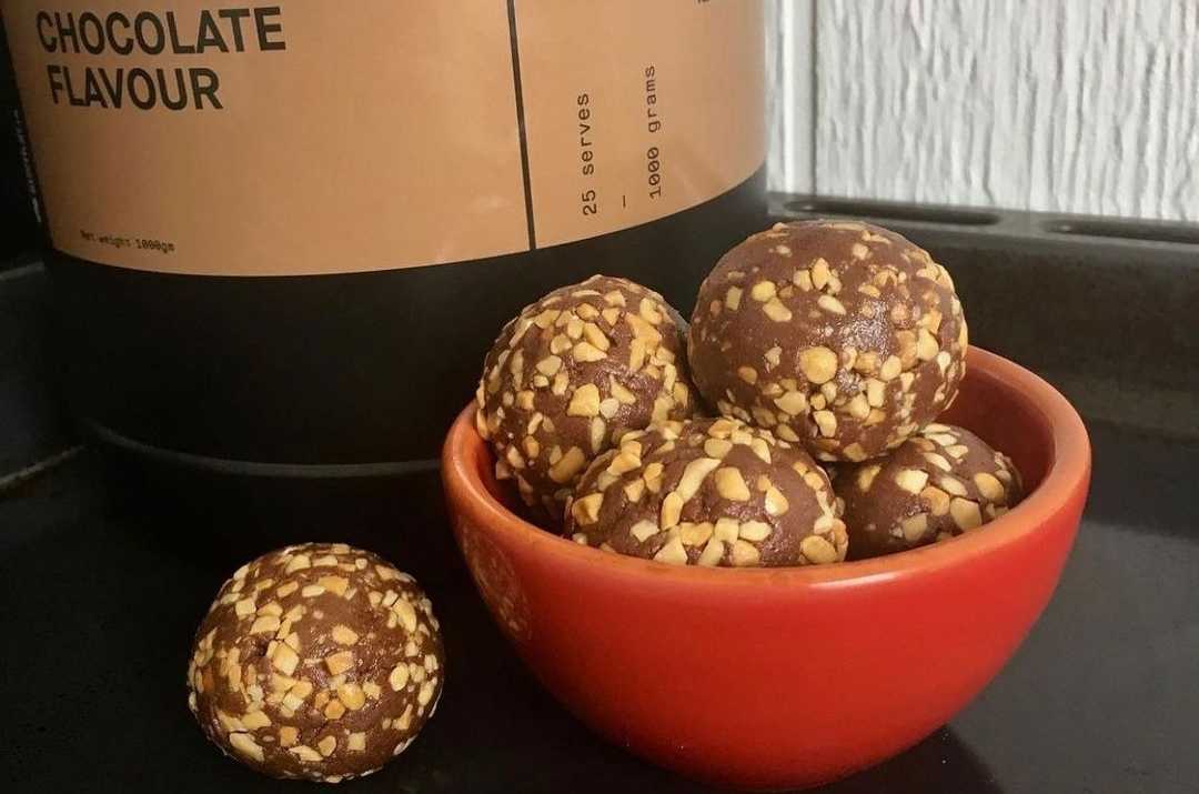 CHOCOLATE PEANUT BUTTER PROTEIN BALLS